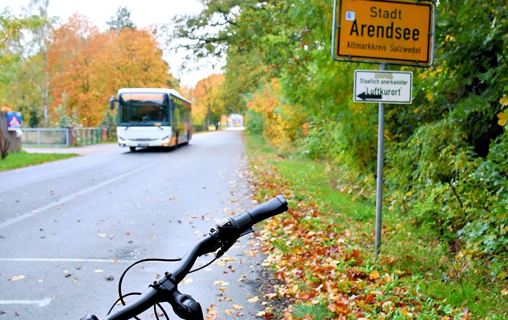 Damit Fahrradfahrer sicherer unterwegs sind, sollen Markierungen auf die Straße.