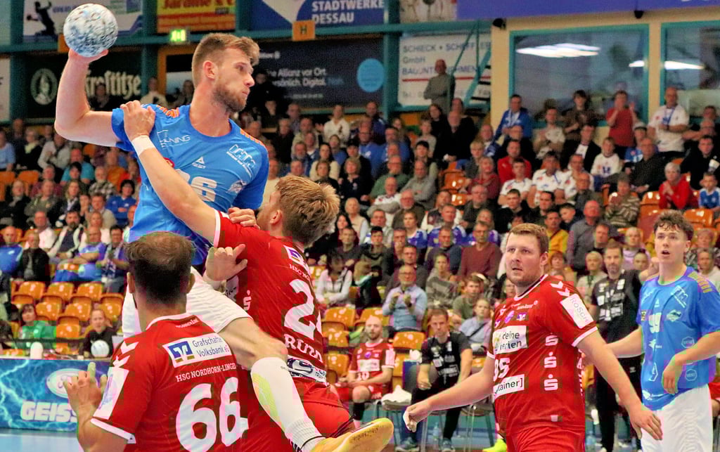 Yannick Danneberg (blaues Trikot) vom DRHV stellt die gegnerischen Abwehrspieler in dieser Saison oft vor Probleme.