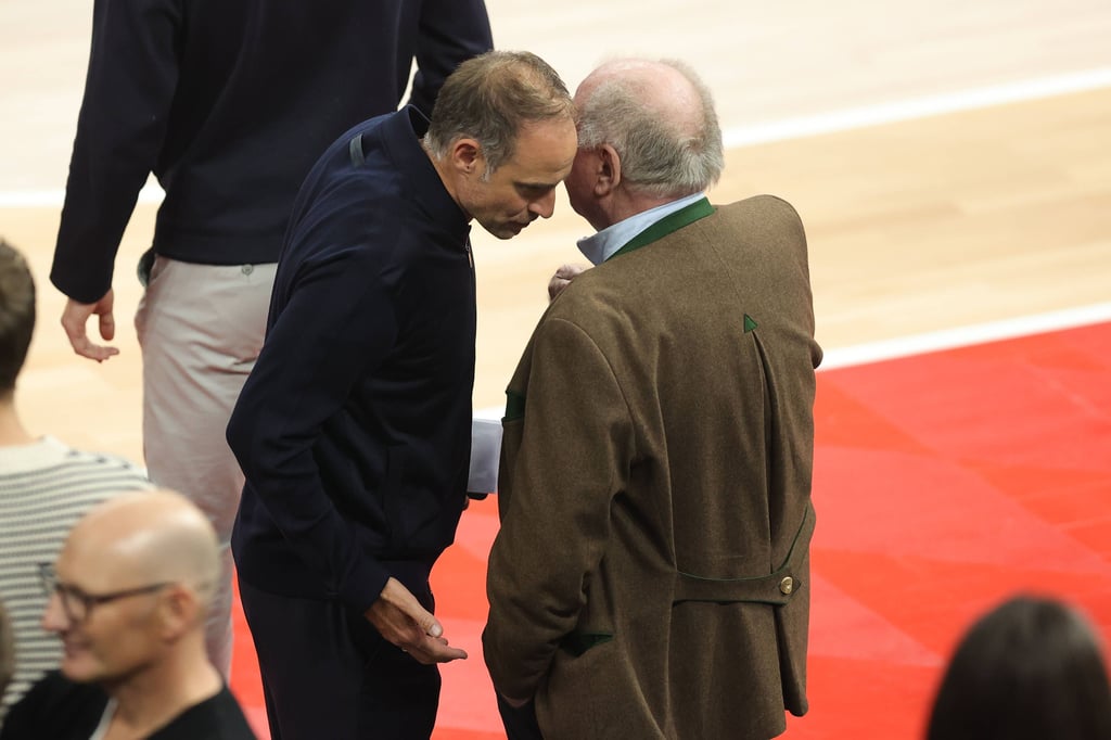 Oliver Mintzlaff im Gespräch mit Bayerns Ehrenpräsident Uli Hoeneß bei einem Basketball-Event.