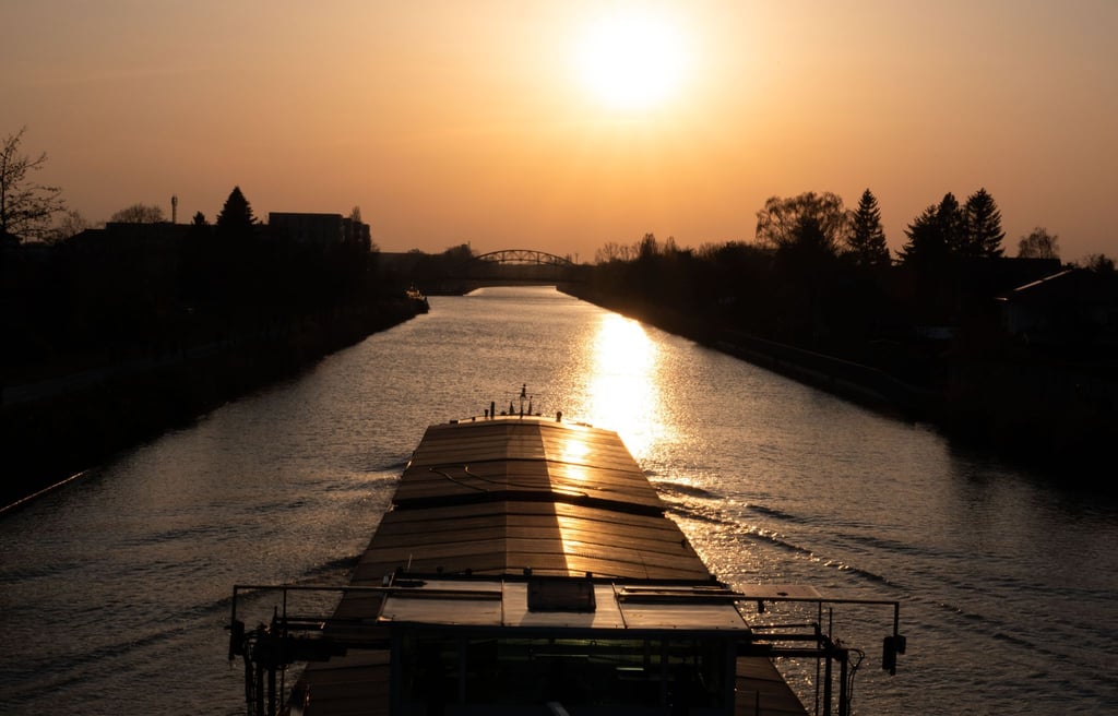 Zwei Schiffe kollidieren auf Mittellandkanal bei Haldensleben. (Symbolbild)