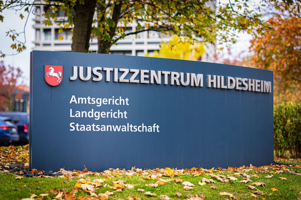 Nach Brandanschlägen auf ein Wohnhaus in Peine hat die Staatsanwaltschaft Hildesheim sechs Männer angeklagt.