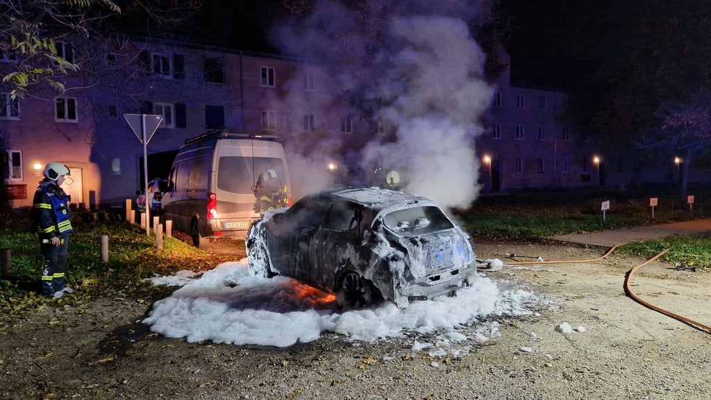 Vollständig ausgebrannt: der Nissan in Merseburg.