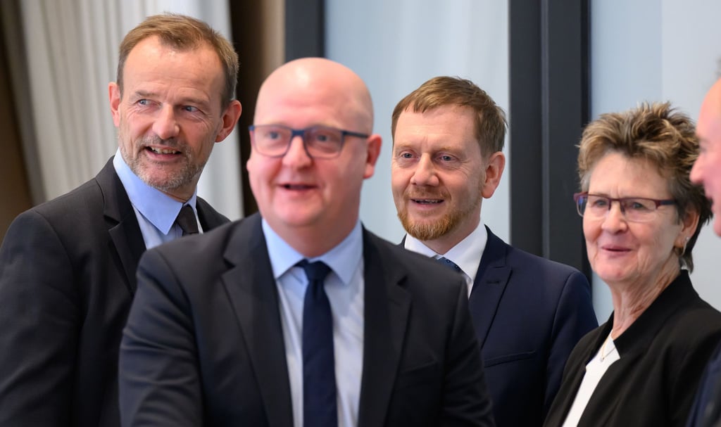 Ministerpräsident Michael Kretschmer (CDU, 2. v.r.), die BSW-Vorsitzenden Jörg Scheibe (l) und Sabine Zimmermann (r) und der SPD-Vorsitzende Henning Homann vor Beginn der Sondierungsgespräche.