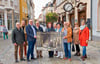 Der Naumburger Lions Club stellt seinen neuen Adventskalender vor, der ab dem kommenden Freitag erhältlich ist. Das Motiv stammt diesmal von Foto-Club-Mitglied Steffen Lämmerzahl (4.v.r.). Er hatte im Februar 2021 die tief verschneite Herrenstraße mit seiner Kamera festgehalten. 