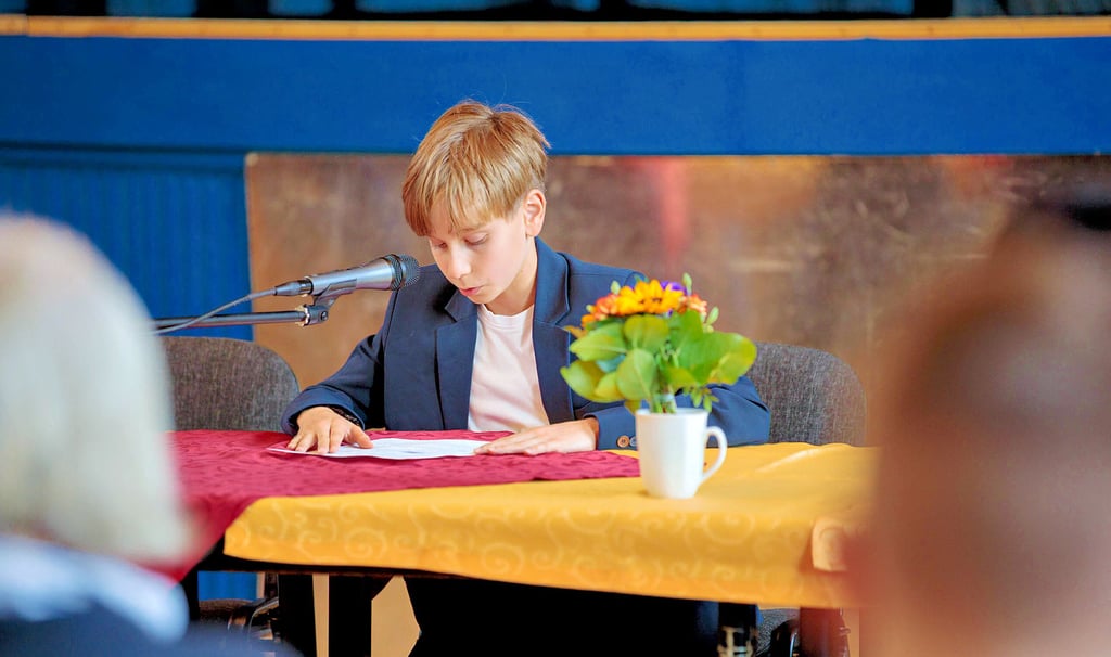 Premiere für junge Autoren: Im Jugendhaus stellen Schüler aus Zeitz und Thüringen selbst geschriebene Geschichten vor. John Levin liest seine Erzählung vor.
