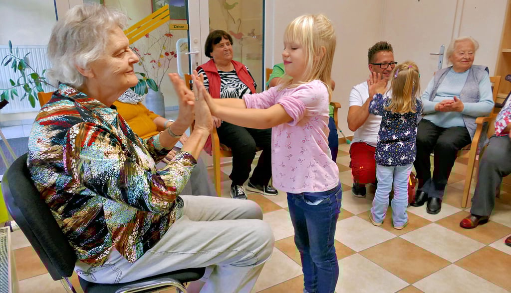Im Herbst-Projekt vereint: Senioren der Begegnungsstätte des DRK in Elster und Kita-Kinder aus Klöden singen und tanzen gemeinsam.