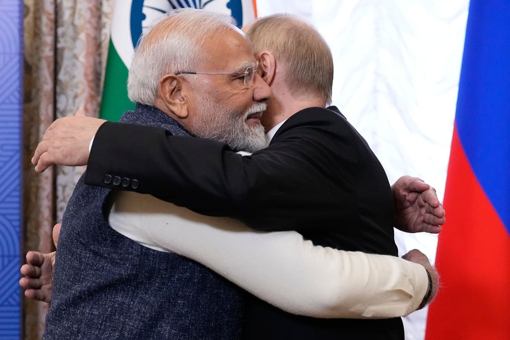 Die Umarmung mit Modi liefert Putin eins der nötigen Bilder, um zu demonstrieren, dass er international trotz Krieg nicht isoliert ist.