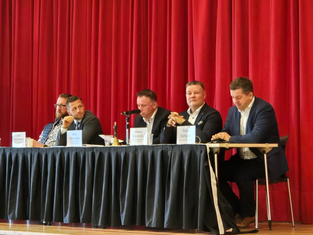 Wahl zum Bundestags-Direktkandidaten für die CDU: Das Präsidium bei der Wahlveranstaltung am 19. Oktober in Burg unter dem Vorsitz von Markus Kurze (2. von rechts).