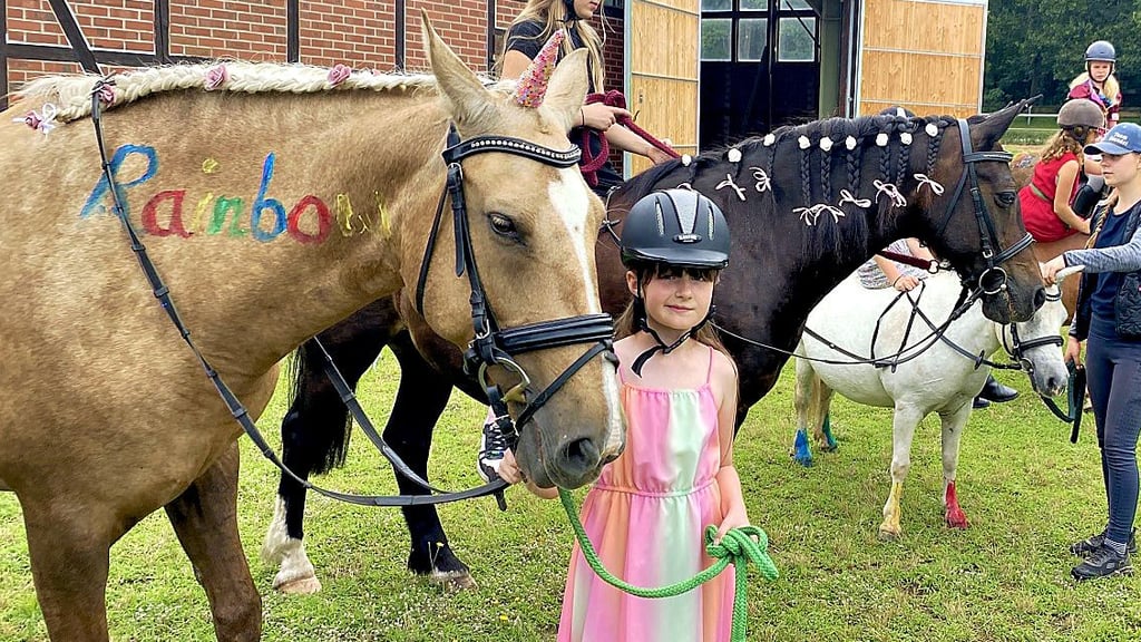 In Krumke bei Osterburg reiten Kinder auf bunten Pferden.