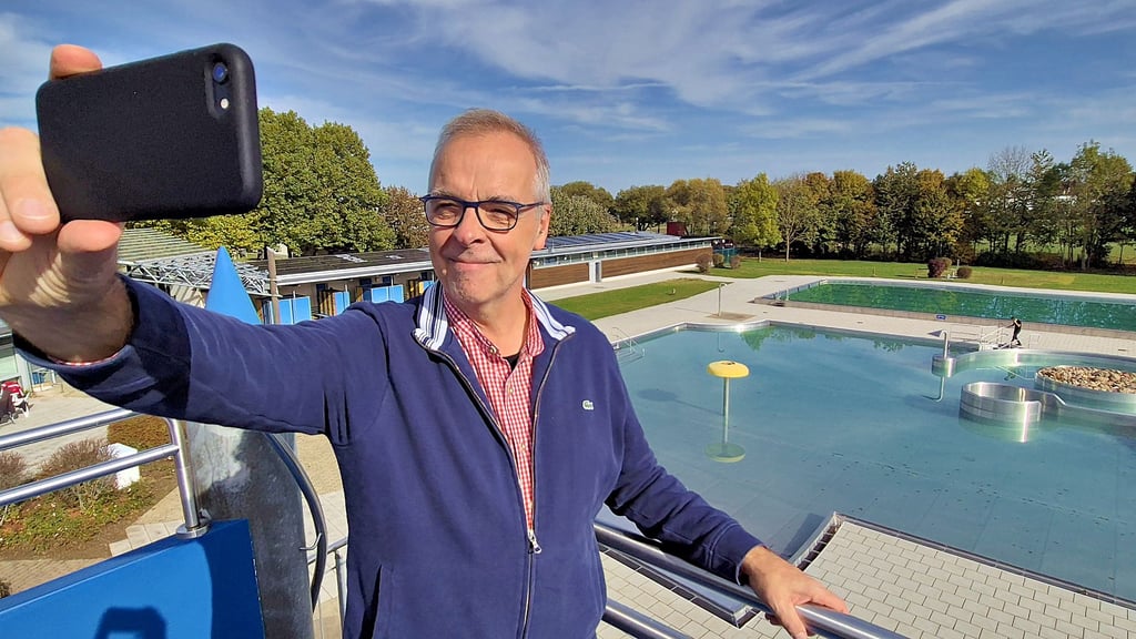 Architekt Christian Scharlau zu Besuch im Harzgeröder Freibad, dem ersten, das er vor 25 Jahren geplant hat.
