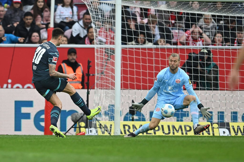 Stürmer Benjamin Sesko im Duell mit dem Mainzer Keeper.