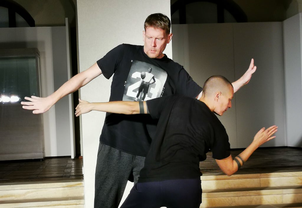 Schauspieler Jochen Gehle und Tänzerin Lena Wenke, hier bei den Proben im Kulturhistorischen Museum, sind ab heute in „Frankenstein KI“ zu erleben. In dem Stück verschmelzen in besonderer Weise Schauspiel und Sprache mit Bewegung und Ausdruck.