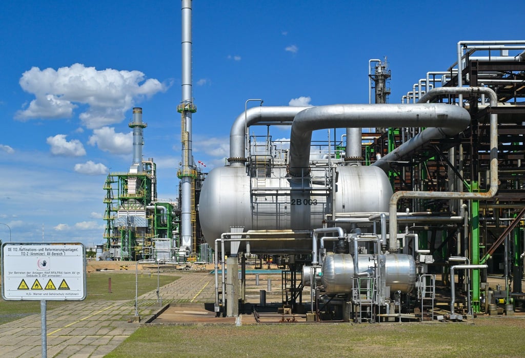 Das Oberlandesgericht Düsseldorf hat eine Beschwerde von Rosneft Deutschland gegen den Verkauf von Shell-Anteilen an der Raffinerie PCK zurückgewiesen (Archivbild).