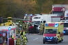 Zahlreiche Retter sind an der Unfallstelle an der A9 im Einsatz. 