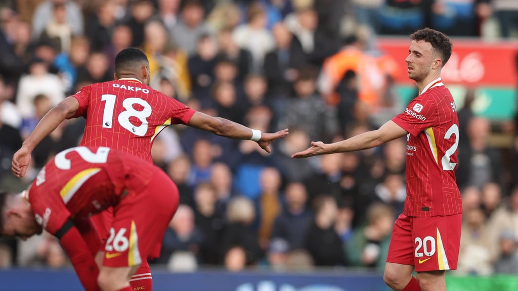 Diogo Jota (r.) verlässt gegen Chelsea angeschlagen den Platz.