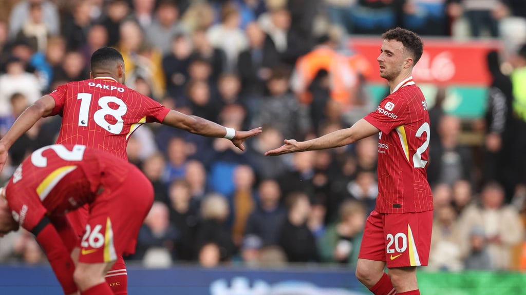 Diogo Jota (r.) verlässt gegen Chelsea angeschlagen den Platz.