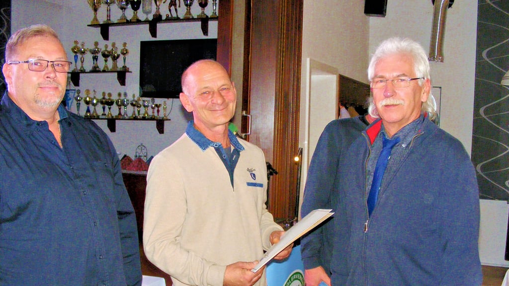Präsident Uwe Bülau (rechts) zeichnet Renè Pachmann (links) aus Kelbra und Andreas Scheer aus Allstedt mit der Ehrennadel in Gold aus.