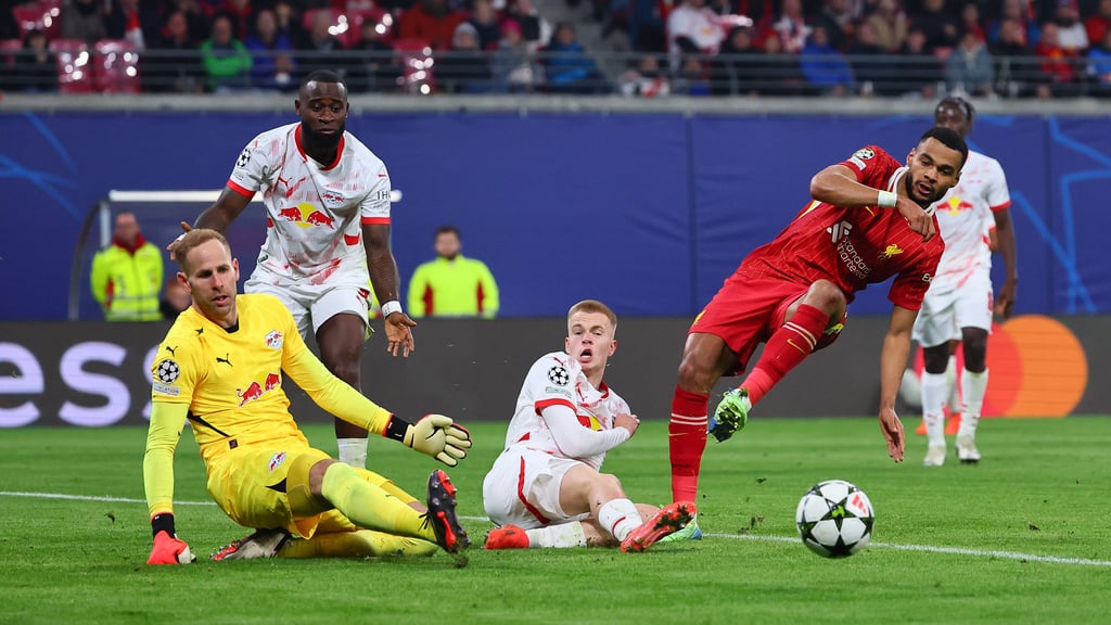 Gulacsi verhindert Schlimmeres: Cody Gakpo erzielte um ein Haar das 2:0.