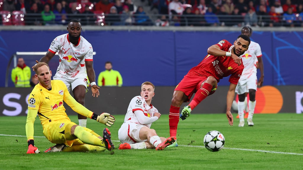 Gulacsi verhindert Schlimmeres: Cody Gakpo erzielte um ein Haar das 2:0.
