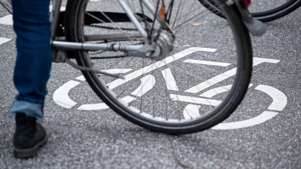 Ein Radfahrer ist auf der B189 in der Nähe von Stendal bei einem Unfall schwer verletzt worden.