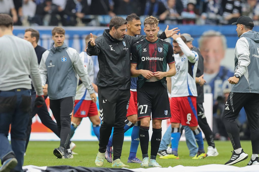 Philipp Hercher (r.) nach der Niederlage beim HSV im Austausch mit Co-Trainer André Kilian.