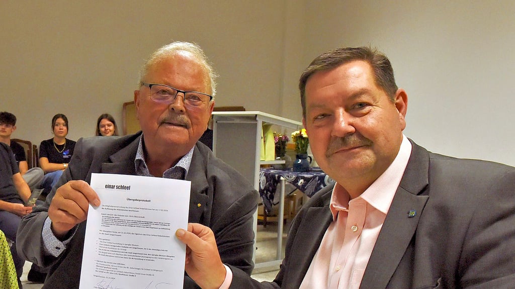 Das ist die schriftliche Vereinbarung: Der Vorsitzende Fritz-Dieter Kupfernagel (links) übergibt das Vermögen des aufgelösten Schleef-Arbeitskreises an den Sangerhäuser Oberbürgermeister Torsten Schweiger.