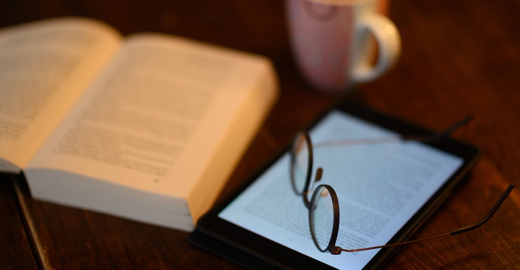 Buch oder Tablet? In vielen Bibliotheken setzt man längst auf beide Formate.