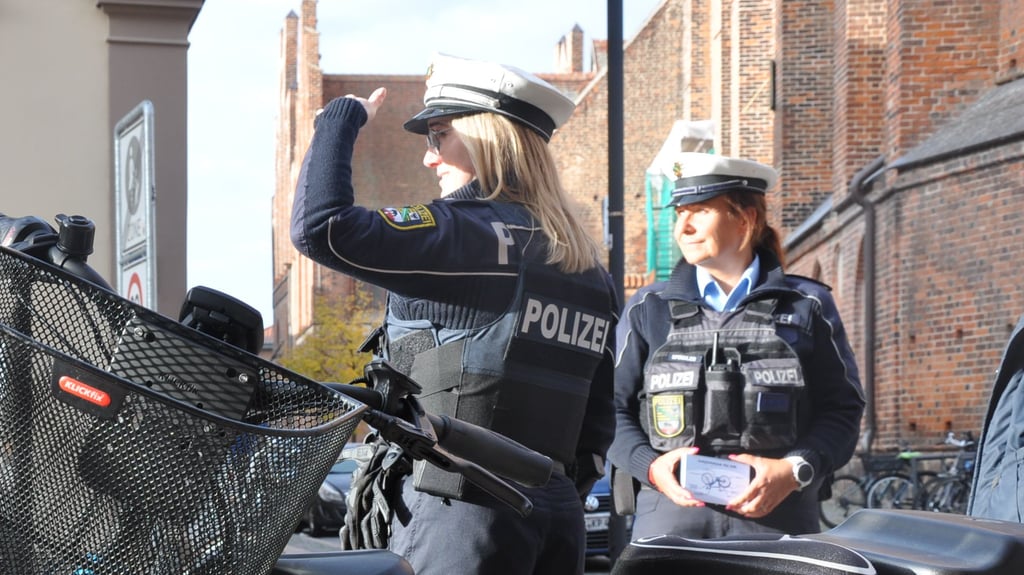 Polizei und Ordnungsamt kontrollieren gemeinsam in der Breiten Straße in Stendal.