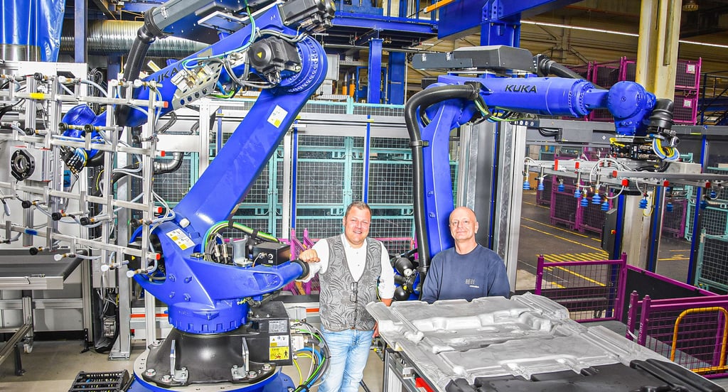 Carcoustics-Geschäftsführer Steffen Ziegelski (li.) und Leiter der Instandhaltung, Rüdiger Seydel, an einer der neuen computergesteuerten Maschinen.
