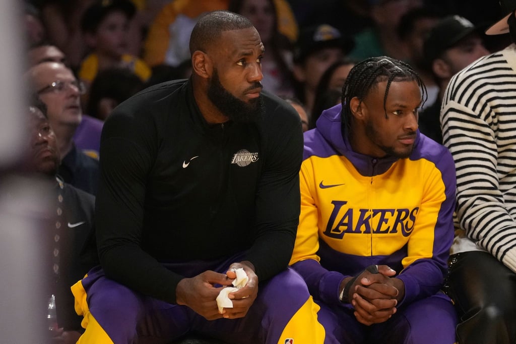 LeBron James und Bronny James wurden zusammen eingewechselt.
