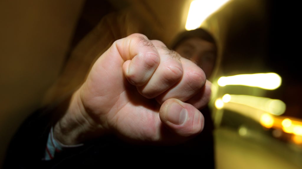 Auf dem Marktplatz in Bad Schmiedeberg bedroht ein Mann drei Jugendliche.