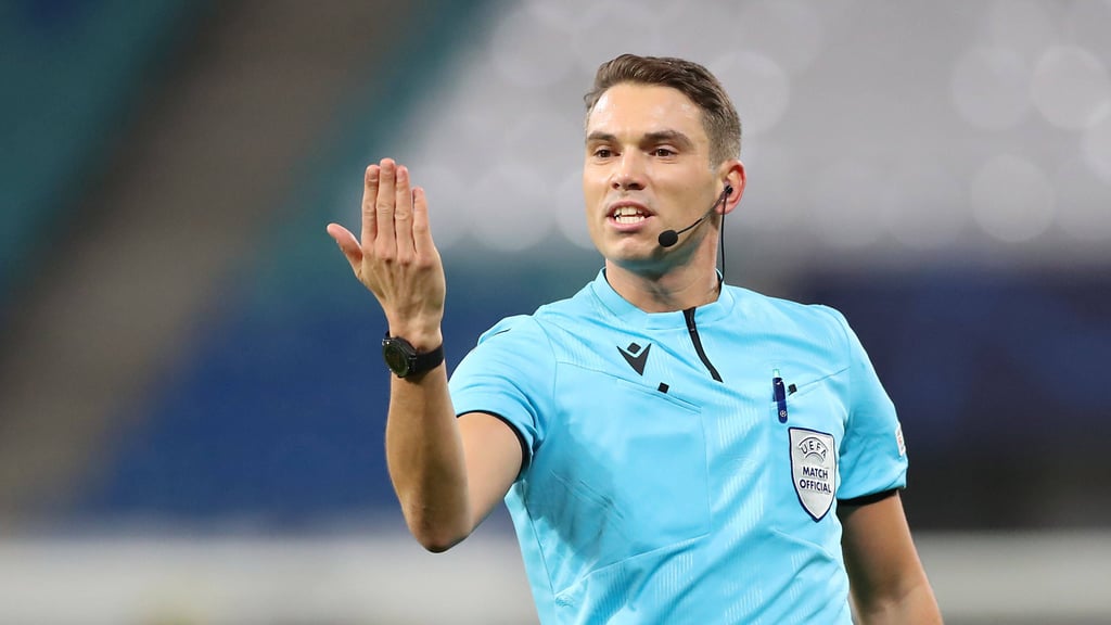 Sandro Schärer gestikuliert beim Spiel zwischen RB Leipzig und Manchester City.