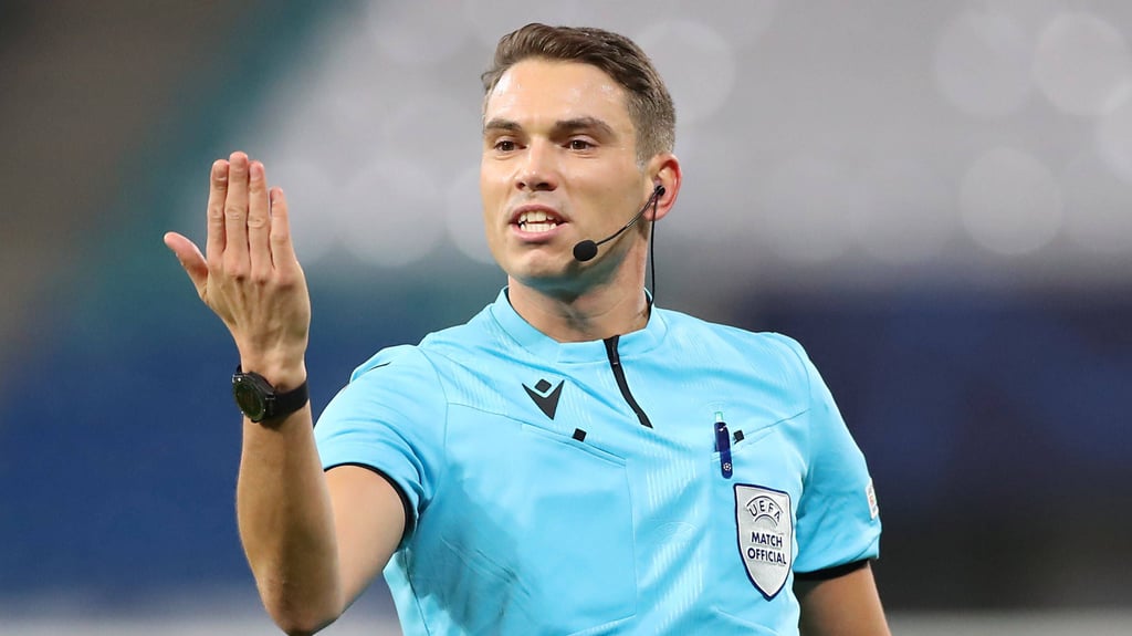 Sandro Schärer gestikuliert beim Spiel zwischen RB Leipzig und Manchester City.