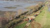 Symbolfoto - Hochwasser in Mansfeld-Südharz: Südlich von Katharinenrieth wird die Zufahrt zum Helmedeich mit Schotter verstärkt, um die Öffnung im Deich schließen zu können.