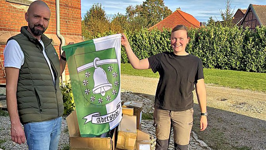 Jenny Kräcker und Matthias Winkler beim Auspacken der frischgelieferten Fahnen.