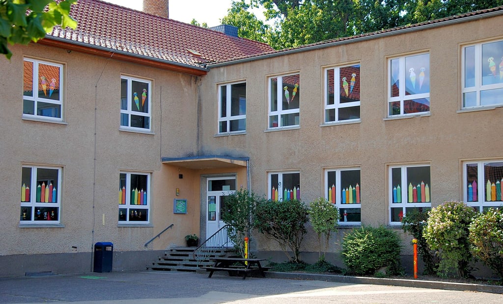 Die Grundschule Apenburg ist derzeit nicht barrierefrei erreichbar. Im Zuge der bevorstehenden Brandschutzsanierung des Gebäudes soll dies geändert werden. Unter anderem ist der Anbau eines Fahrstuhls geplant.