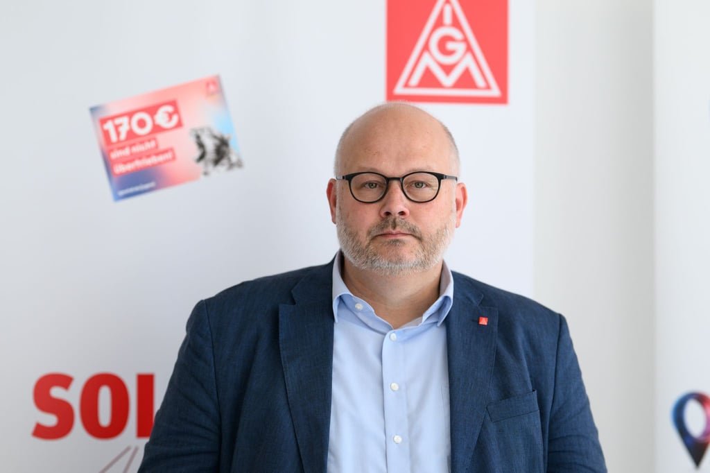 Die Gewerkschaft IG Metall Küste ruft zu Warnstreiks auf. Auf dem Bild ist Bezirksleiter Daniel Friedrich zu sehen. (Archivbild)