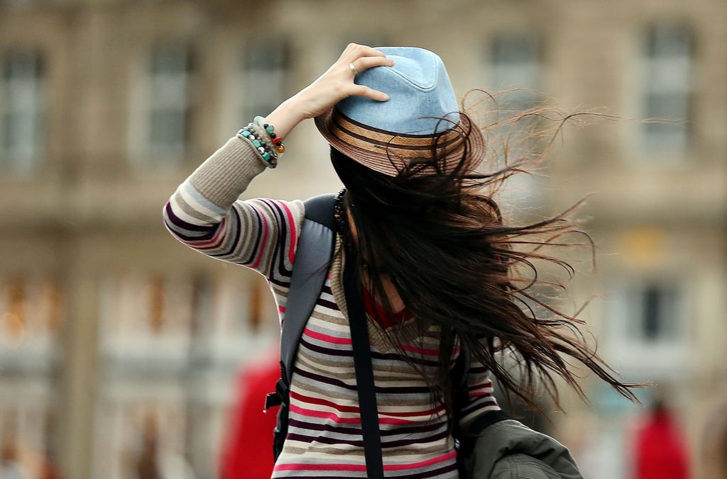 Mit zerzausten Haaren in die Herbstsaison: Der Trend der „Frazzled English Woman“ erlebt in den sozialen Medien wie TikTok immer wieder ein Comeback.
