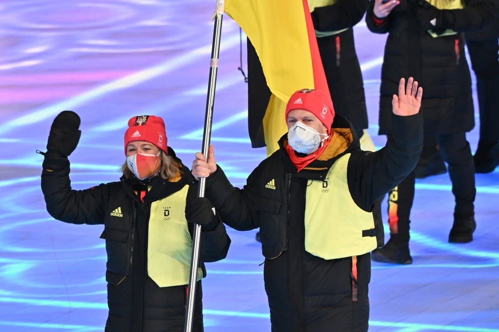 Claudia Pechstein ist mit Francesco Friedrich Fahnenträgerin in Peking.
