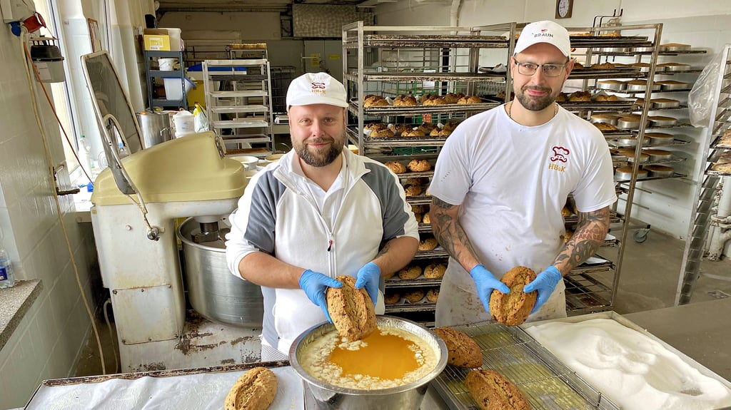In der Halberstädter Bäcker und Konditoren GmbH sind die Vorbereitungen für die Weihnachtszeit längst im Gange: Bäckermeister Peter Potratz (links) und sein Kollege Daniel Blappert zuckern und buttern gerade die nächste Fuhre Stollen.