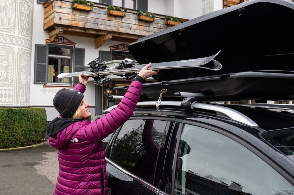 Idealer Ort: Wer seine Skier in einer Dachbox mitfahren lässt, transportiert diese nicht nur sicher, sondern hat auch noch mehr Platz im Innenraum des Autos.