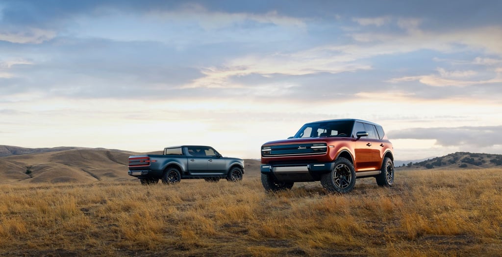 Mit robuster Karosserie und Allradantrieb: Scout verbaut im Pick-up Terra (l) und im SUV Traveler (r) zwei E-Motoren, die zusammen einen Sprint von 0 auf 100 km/h in weniger als 3,5 Sekunden ermöglichen sollen.