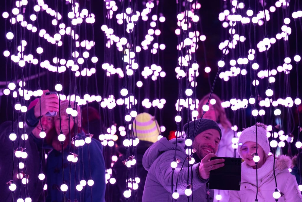 Familien fotografieren sich im Christmas Garden im historischen Herfurthschen Landschaftspark in Markkleeberg bei Leipzig.