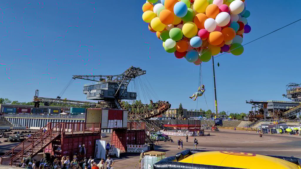 Zur Premiere des „Macher Festivals“, auf dem sich Besucher unter anderem auch an Helium-Ballons in die Luft ziehen lassen konnten, sind dieses Jahr mehr als 6.000 Besucher auf die Halbinsel Ferropolis gekommen. Die Veranstaltung soll im kommenden Jahr noch spektakulärer werden.