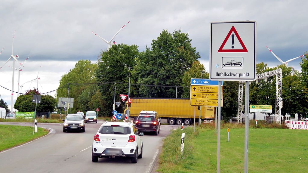 Die Zu- und Abfahrt an der Lüderitzer Kreuzung zur A14 ist bekannt als Unfallschwerpunkt. Die Ampelanlage dient lediglich als Provisorium.