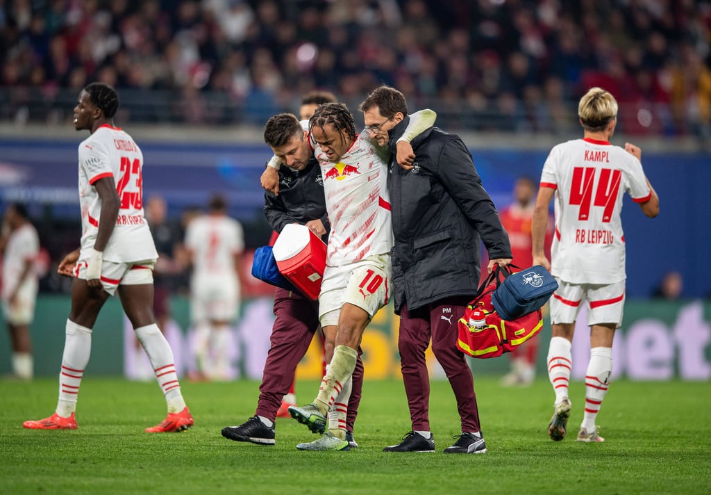 Xavi Simons verlässt gegen den FC Liverpool gestützt das Feld.