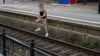 Ein 18-Jähriger sitzt in Untersuchungshaft, weil er einen Reisenden im Bahnhof von Uelzen die Treppen hinuntergestoßen haben soll. Auf dem Foto simuliert ein Polizist die Flucht des mutmaßlichen Täters. (Archivfoto)