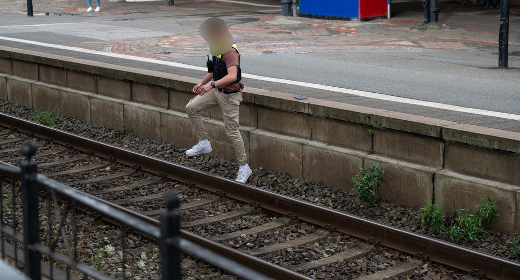 Ein 18-Jähriger sitzt in Untersuchungshaft, weil er einen Reisenden im Bahnhof von Uelzen die Treppen hinuntergestoßen haben soll. Auf dem Foto simuliert ein Polizist die Flucht des mutmaßlichen Täters. (Archivfoto)
