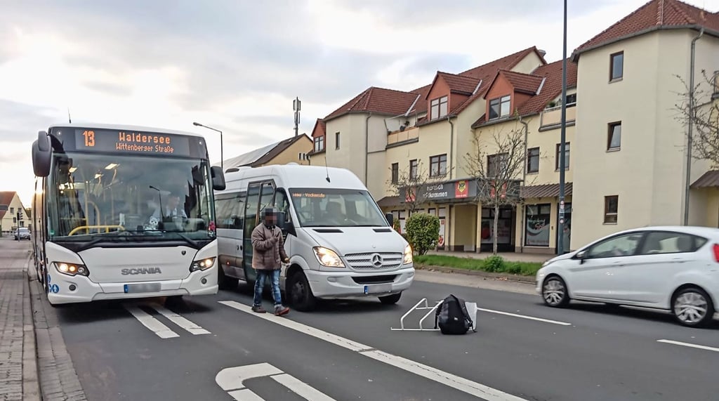 In Waldersee weigerte sich ein Busfahrer, einen afrikanischen Flüchtling mitzunehmen - sein Bus sei voll. Am Ende musste die Polizei einschreiten.