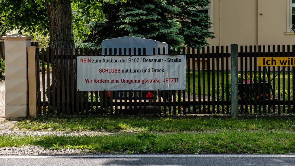 Auch mit diesem Transparent wurde in der Vergangenheit in Oranienbaum dem Wunsch nach einer Umgehungsstraße Ausdruck verliehen.